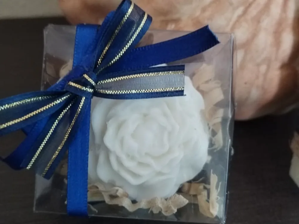 Caja de acetato con jabon en forma de flor