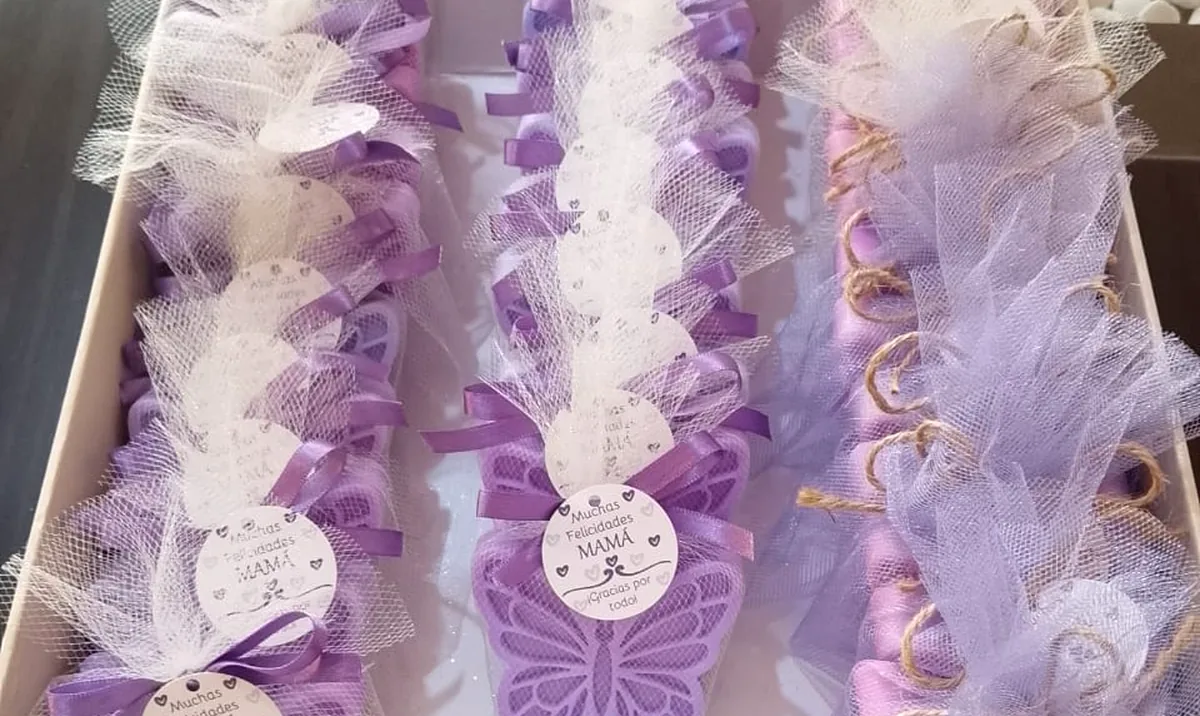 Detalles personalizados para evento en color lila